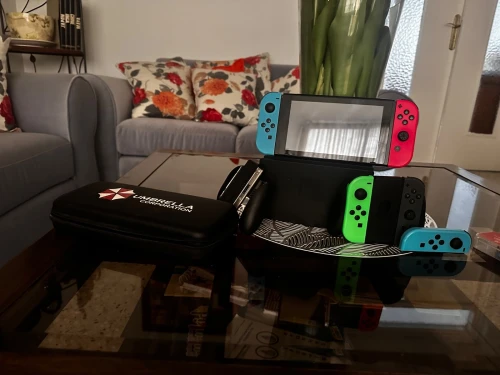 NINTENDO SWITCH V1 FLASHE + 20 jeux