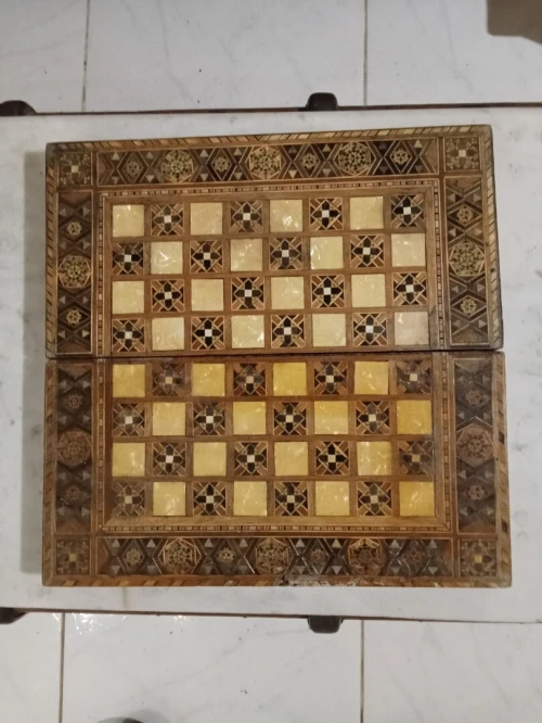 Ancien échiquier en bois et nacre