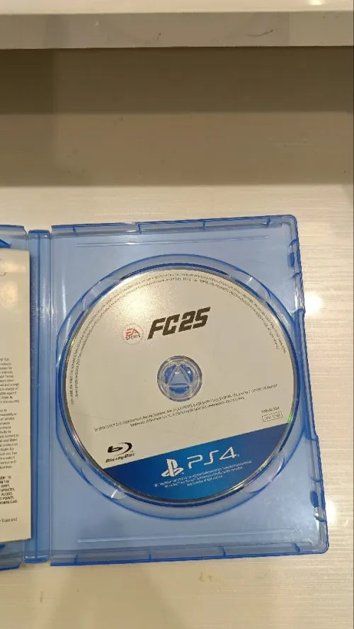 PLAY 4 FAT AVEC 1 MANETTE ORIGINALE ET 2 CD (EAFC 24 ET EAFC 25) 