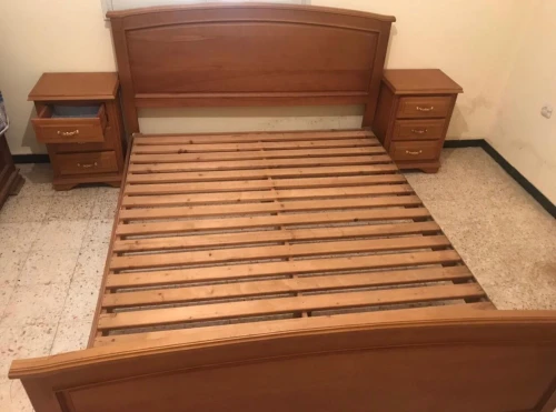 Lit deux places en bois hêtre et deux tables de nuit