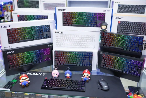 CLAVIERS GAMING MÉCANIQUES RGB Stock tout neuf et magnifique