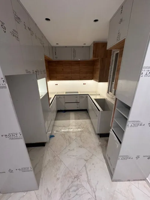 Fabrication de cuisine équipée moderne sur mesure très bonne qualité 