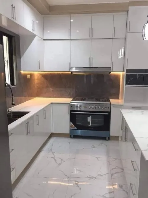 Fabrication de cuisine équipée moderne sur mesure très bonne qualité 
