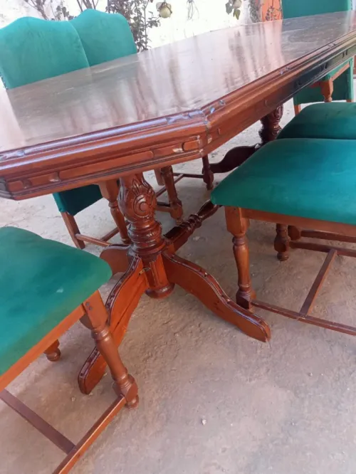 Une grande table avec 6 chaises