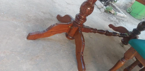 Une grande table avec 6 chaises