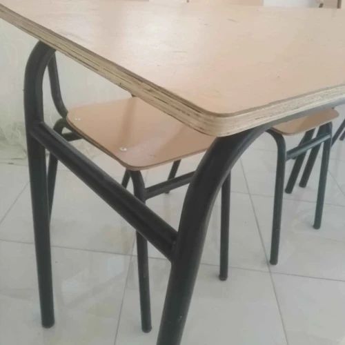 tables et chaises pour une école