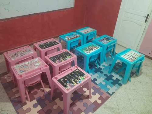 matériel pour une école (tables chaises bureaux tableau)