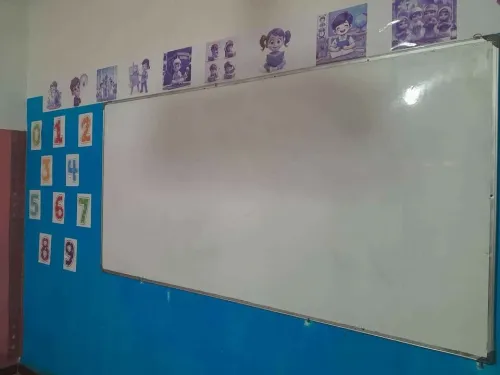 matériel pour une école (tables chaises bureaux tableau)