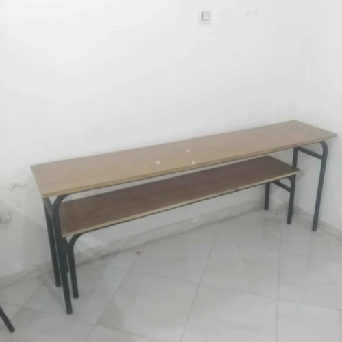 matériel pour une école (tables chaises bureaux tableau)