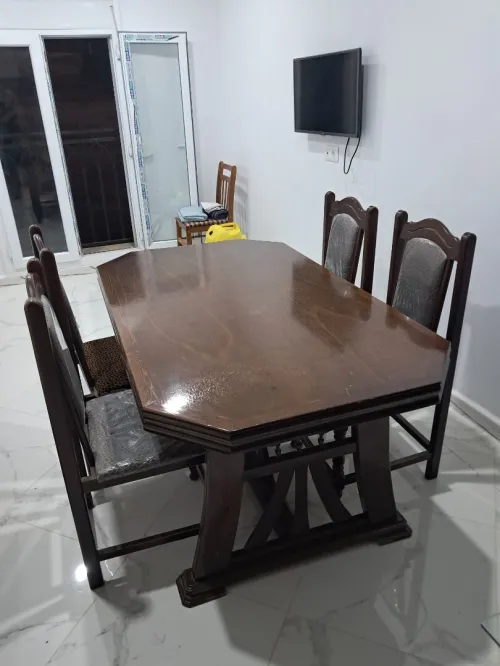 Une table de salon avec 4 chaises quasi neuve