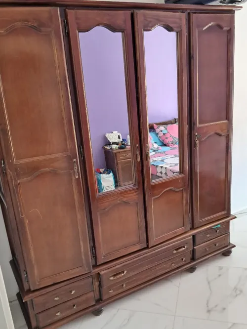 Une armoire 4 porte en bon état
