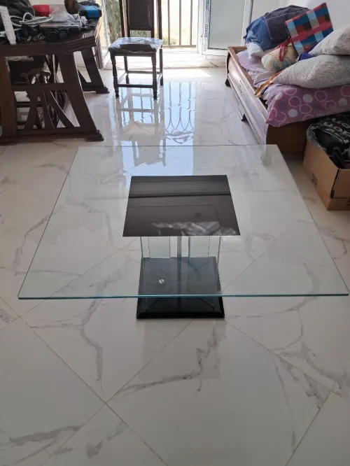 UNE TABLE BASSE EN VERRE EN PARFAITE ÉTAT