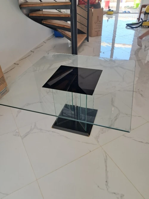 UNE TABLE BASSE EN VERRE EN PARFAITE ÉTAT
