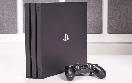 PS4 PRO 1 Tera avec la boite et 8 CD ( flashable )