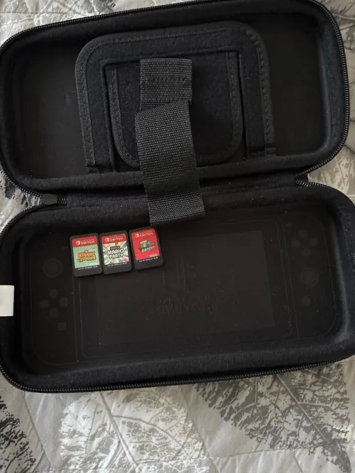 Nintendo Switch complète + 3 jeux + pochette (bon état)