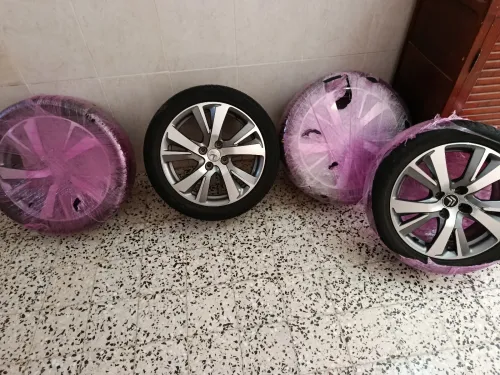 Jantes alliage 17 pouces original avec pneus 17 pouces 