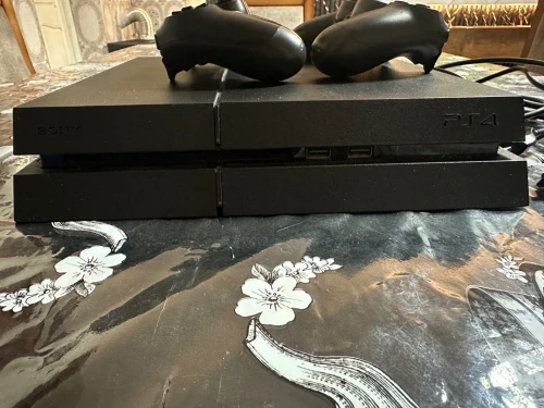 Ps4 pro 500go avec deux manettes