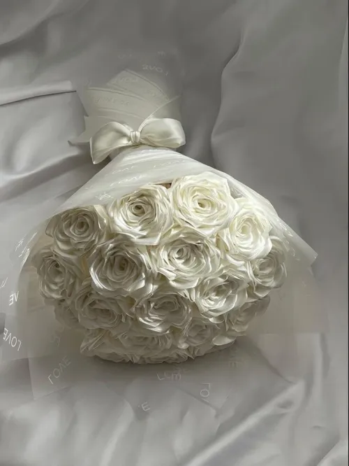 Bouquets de fleurs en satin pour vos evenements 