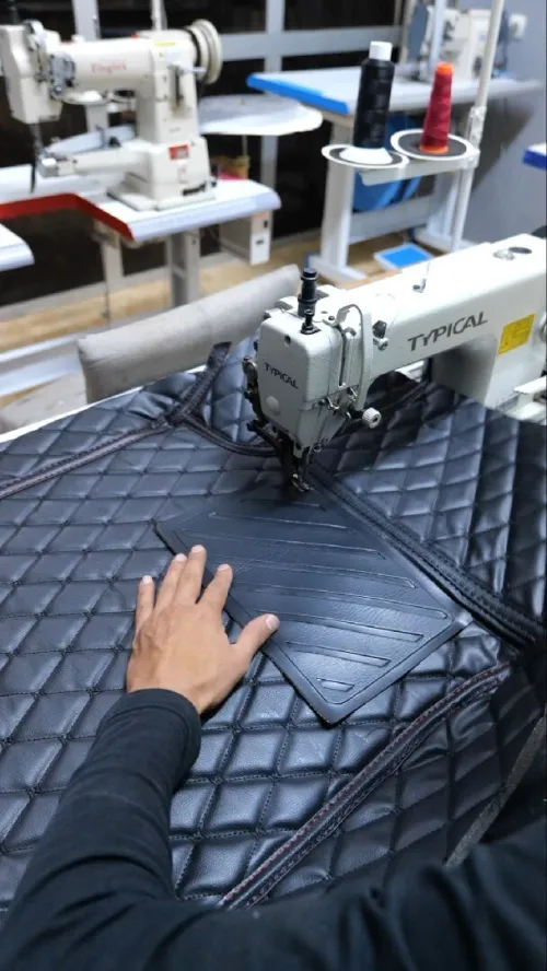 Atelier de couture de tapis de voiture 