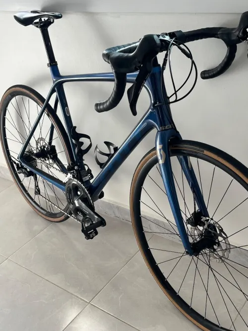 Vélo course carbone SCOTT addict 20 disc taille L