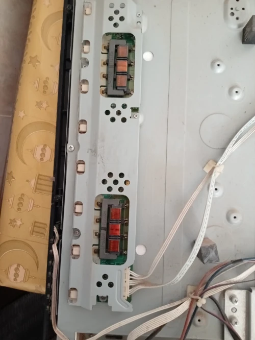 Pièces détachées TV ENIE 32" (Carte Mère + Alim) - Dalle HS