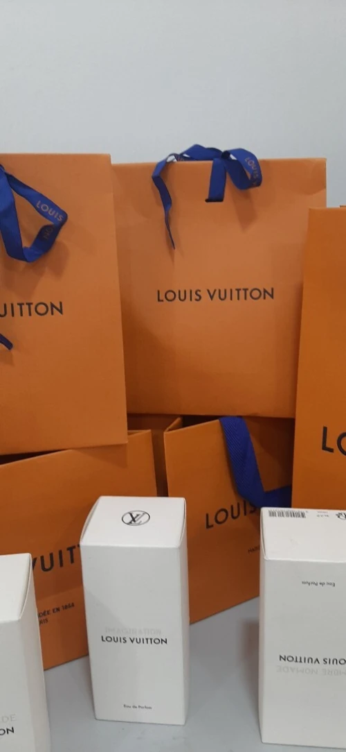 vends plusieurs bouteille de parfums de marque Louis Vuitton neuf jamais utilisé