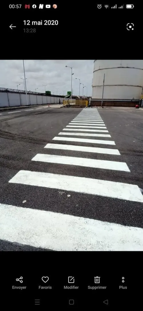 Marquage de la Route. parking. signalisation de direction st de prévention