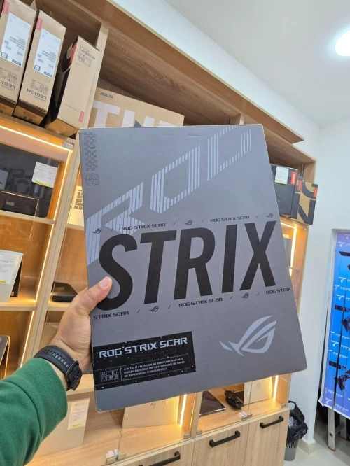 ASUS ROG STRIX SCAR 18 i9 13980HX & RTX 4090 (32GB/2TB)