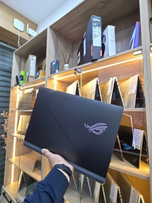 ASUS ROG STRIX G18 UTRA 9 275HX & RTX 5060 8GB GDDR6  (32GB /1TB)