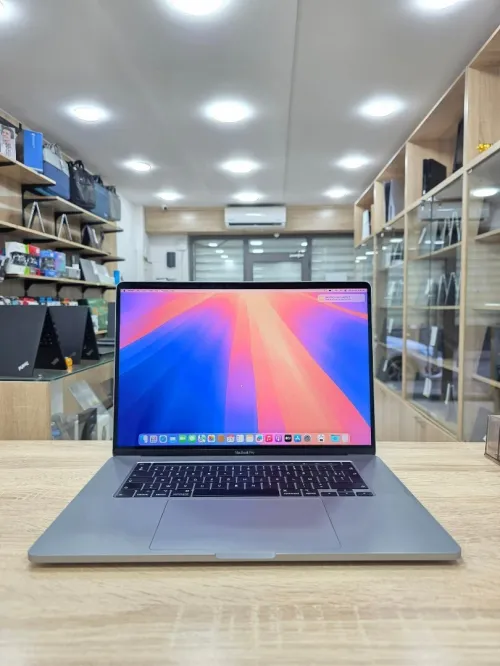 MacBook Pro (2019) 16" Touch Bar i7 16GB /512GB & AMD radeon Graphics 5300 4GB VRAM