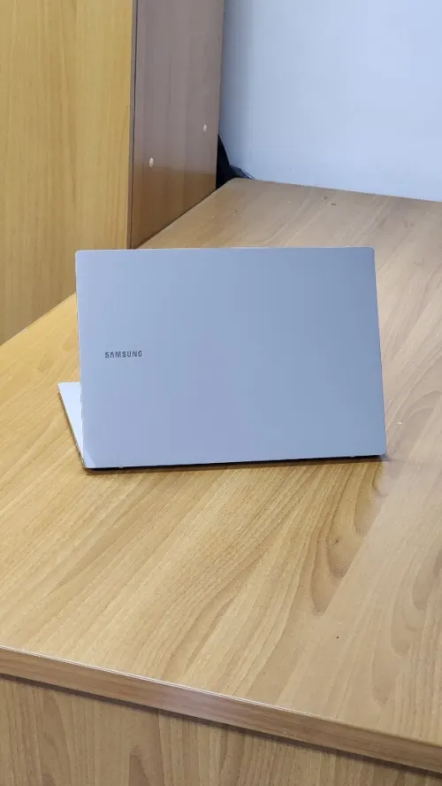 Galaxy book 2 Go Snapdragon 7c plus 2,40Ghz 4Go 128 SSD UHD GRAPHICS ecran 14 FHD LED Display QWERTY