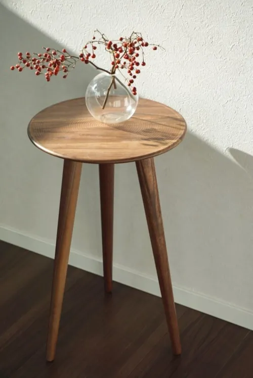 side table طاولة جانبية