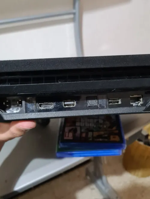 PS4 PRO V12.0 ( ONLINE ) 1000GB ETAT 10/10 AVEC TICKET GARANTIE + JEUX VENDUS SEPAREMENT