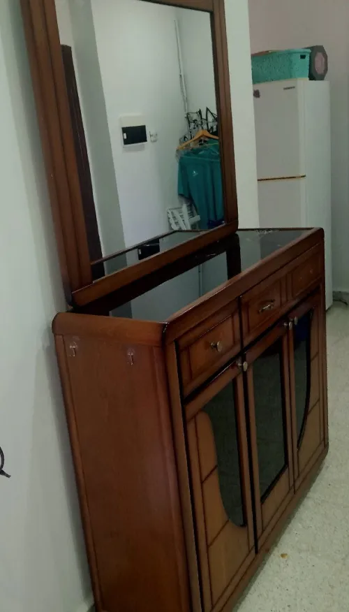 meuble à chaussures en bois avec grand miroir.