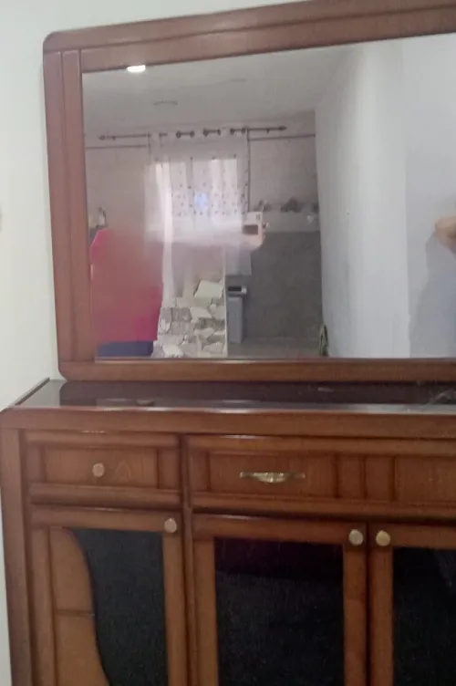 meuble à chaussures en bois avec grand miroir.