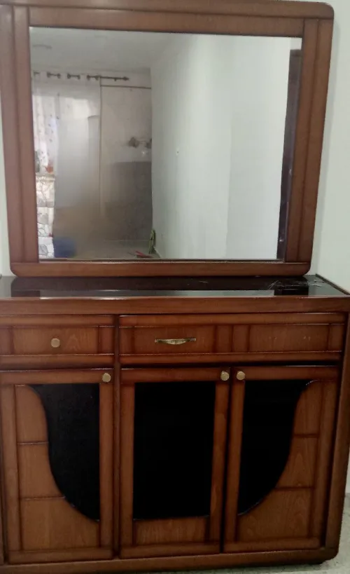 meuble à chaussures en bois avec grand miroir.
