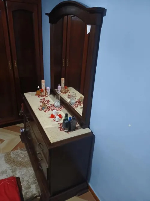 Chambre à coucher sans armoire 