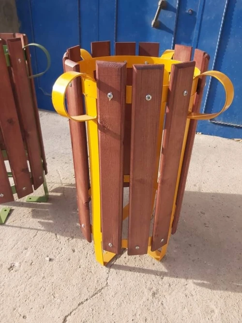 Banc public , table extérieure , poubelle , banc public fonte , acier , bois 