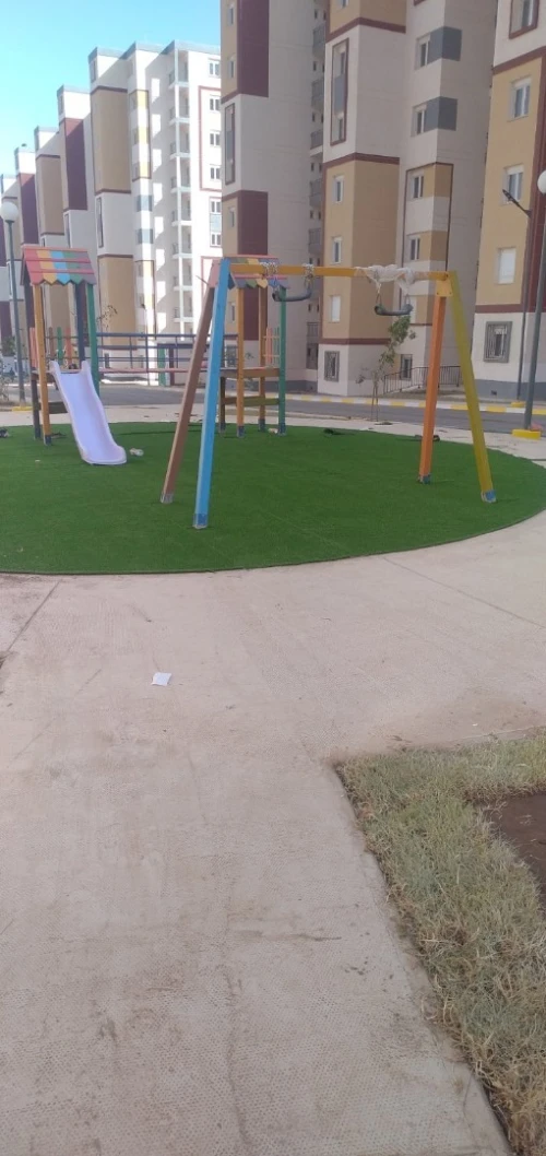 Toboggan bascule espace de jeux pour enfants balançoire gazon synthétique