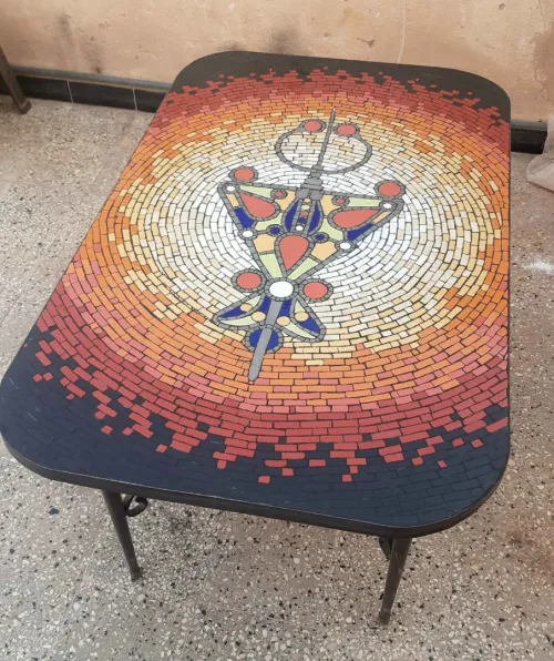 TABLES ET CHAISES EN MOSAIQUE ET FER FORGÉ 