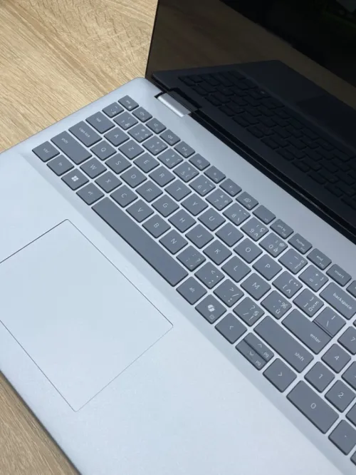 INSPIRON 16 Ryzen 7 8840u 16DDR5-1000ssd 16 POUCE FHD+ AMD 780M AZERTY