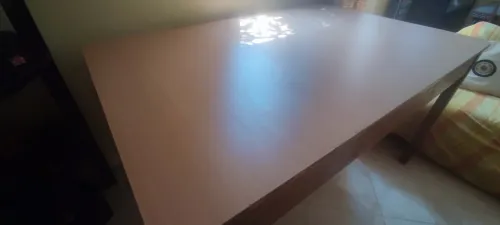 Grande table de travail solide et spacieuse