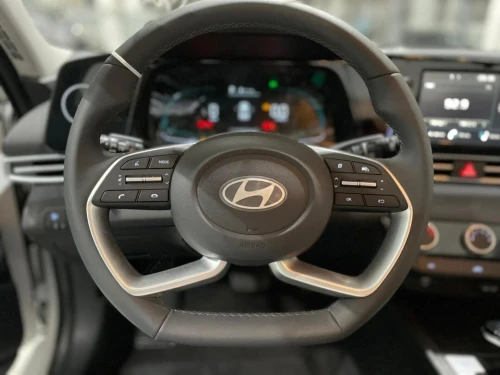 Hyundai ELANTRA 2025 