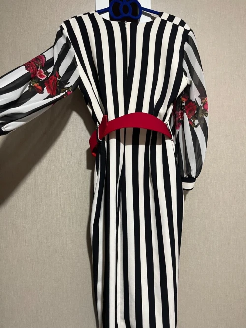 Robe zèbre avec ceinture rouge