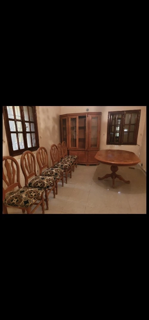 salle à manger avec argenterie