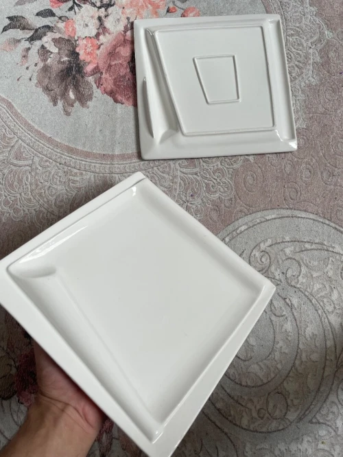 Assiettes en céramique de très bonne qualité, jamais servi.