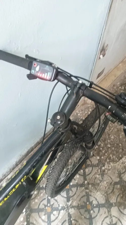 Vélo électrique avec chargeur 