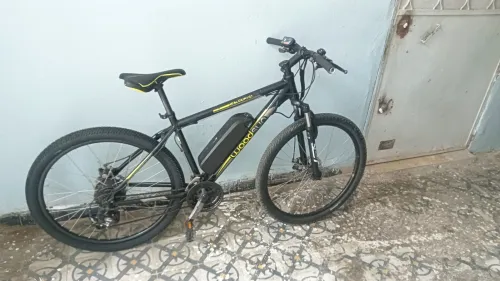 Vélo électrique avec chargeur 