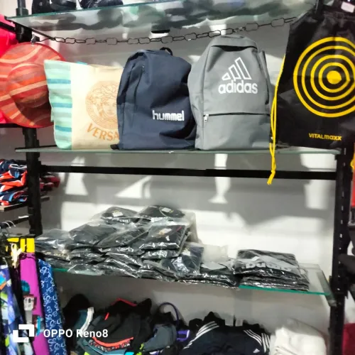 Matériel de magasin avec équipement
