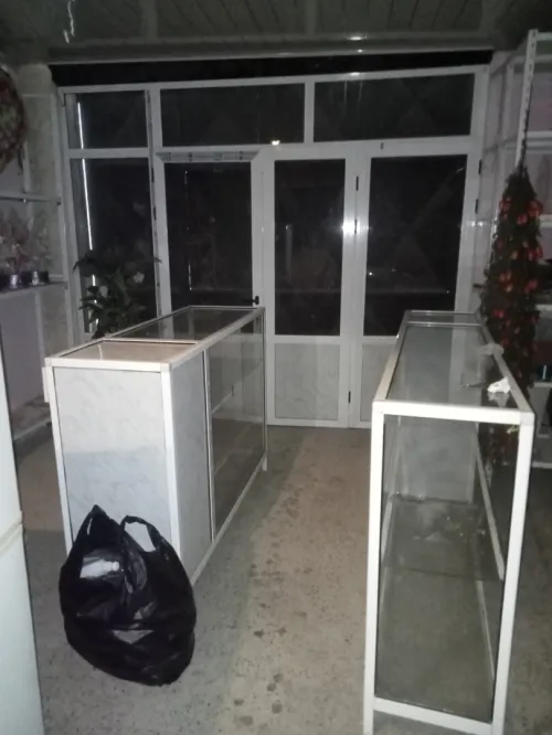 Vitrine+des étagères+2 Comptoir